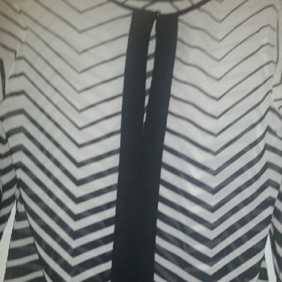 🆕BCX Chevron Hi-Low Hem Sheer Black & White Top - Picture 3 of 6